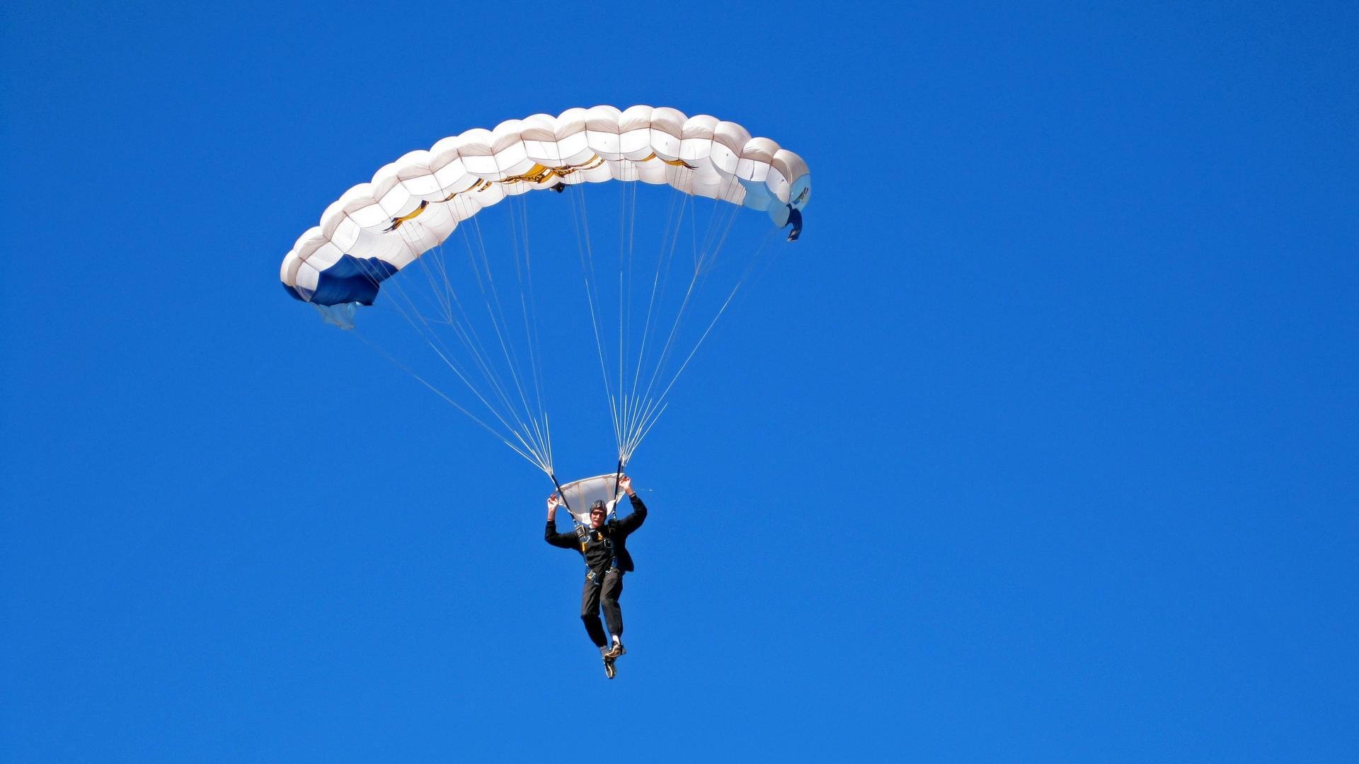 塞恩斯状态火热导演逆转，阿斯顿马丁绝境翻盘威廉姆斯